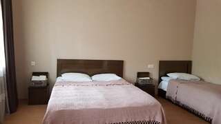 Гостевой дом Sunny Mountain House Степанцминда Трехместный номер с видом на горы-2