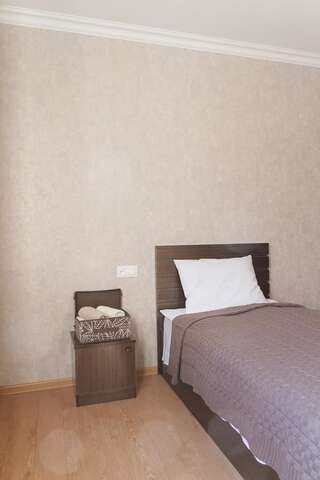 Гостевой дом Sunny Mountain House Степанцминда Двухместный номер с 2 отдельными кроватями, вид на сад-4