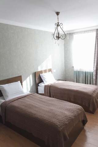 Гостевой дом Sunny Mountain House Степанцминда Двухместный номер с 2 отдельными кроватями, вид на сад-4