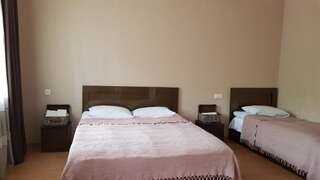 Гостевой дом Sunny Mountain House Степанцминда Трехместный номер с видом на горы-6